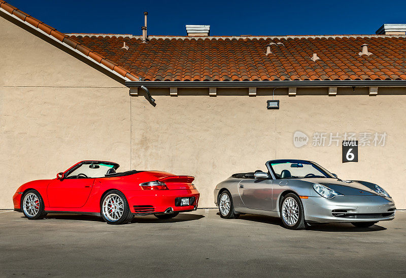红色保时捷911 turbo和银色保时捷911 Carrera
